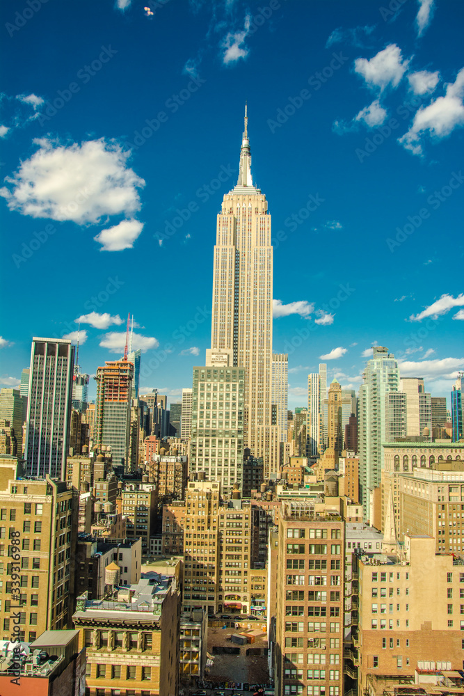 Naklejka premium empire state building
