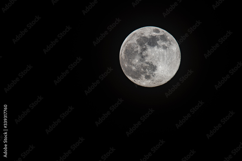 Naklejka premium Full moon close up shot in a clear sky