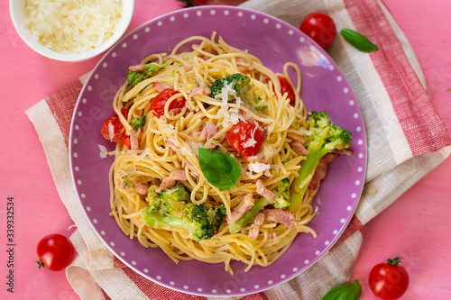 Healthy spaghetti with ham, broccoli and tomato