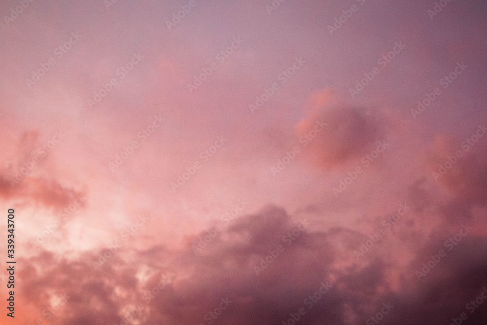 Obraz premium Pink sky of the end of an afternoon.