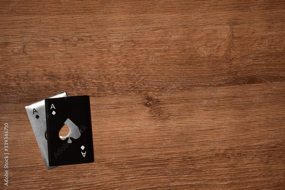 Obraz premium Cartas de poker Texas holdem, cartas en mesa de madera, poker, cartas, suerte, oro, gold, ace, cardar, apostar, jugada, mapa, azar, ganar, dinero, mesa, blanco, juego, azar,