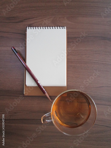 白紙のメモと紅茶の縦書き