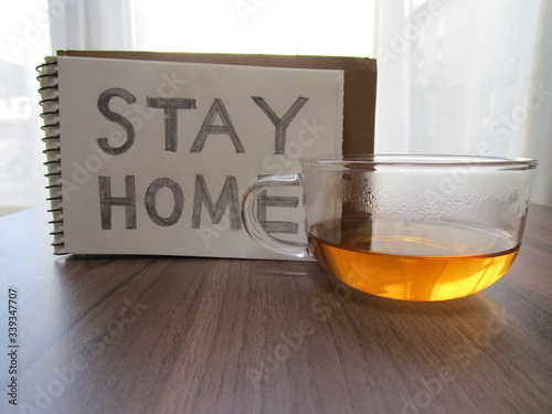 家にいようと描いたスケッチブックと紅茶