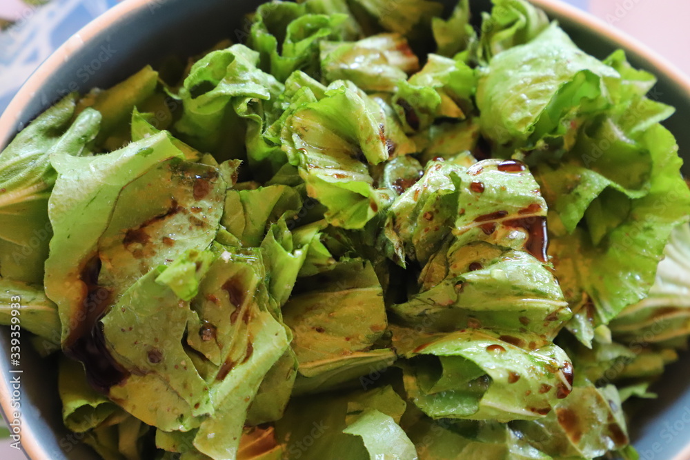 plat de salade verte avec sauce vinaigre huile Stock Photo