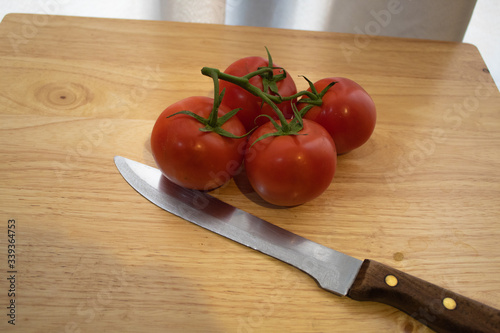 red round tomatoes