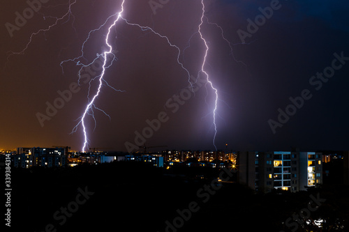 tormenta eléctrica en la ciudad.  photo