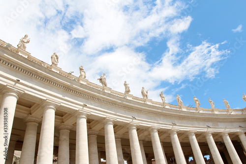 Fototapet A group of Saint Statues on the colonnades of St Peter's Square with blue sky an