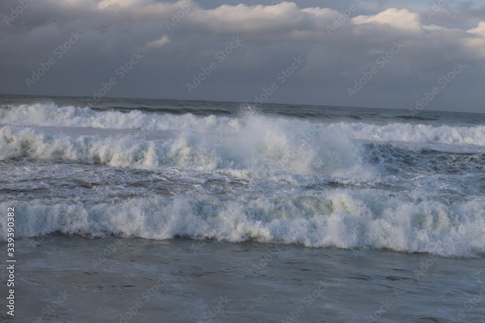 paysage sur la cote basque Hendaye vagues 