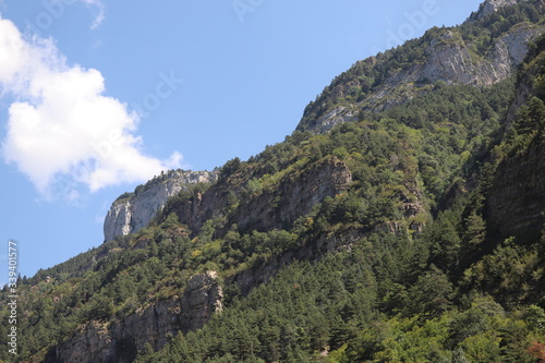 paysage  ville Aquézar  montagne château, falaises canyons architecture