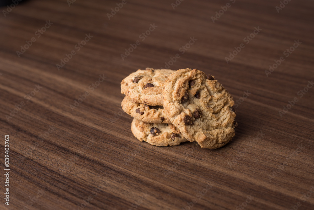 Pila de deliciosas galletas sobre una mesa de madera Pila de deliciosas galletas sobre una mesa de madera
