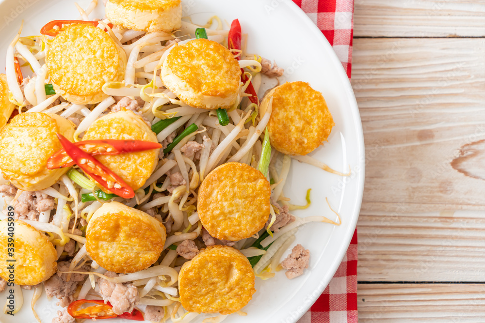 stir-fried bean sprout, egg tofu and minced pork
