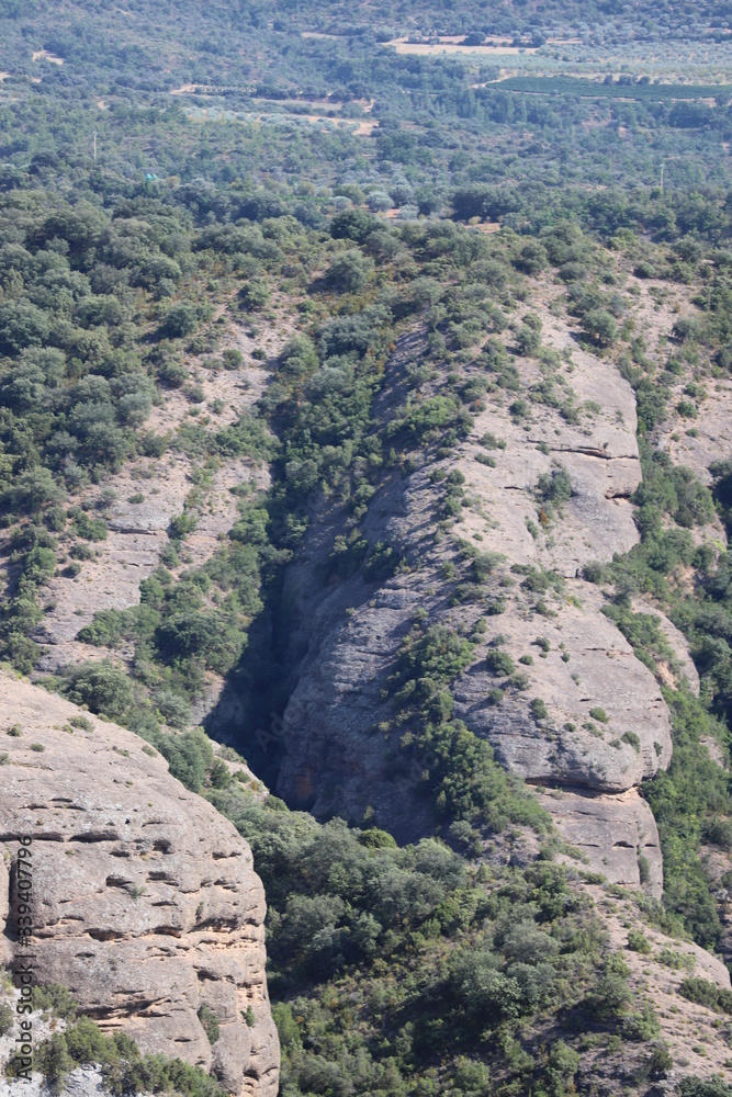 paysage  ville Aquézar  montagne château, falaises canyons architecture