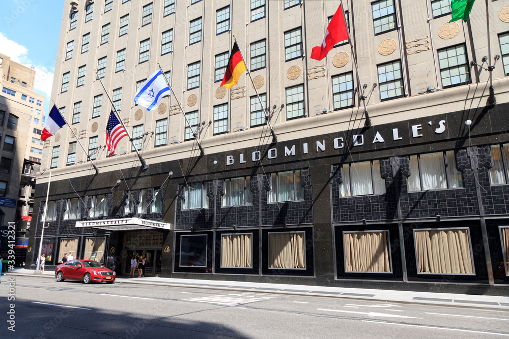 Bloomingdale's: New York, NY, U.S.A.: Bloomingdale's Inc. is an American  luxury department store chain. This department is a flagship store in  Midtown Manhattan. Stock Photo