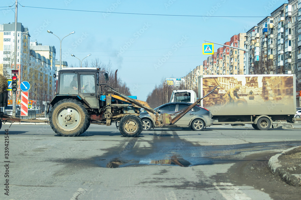 Obraz premium April 15, 2020, the city of Nizhnevartovsk, the intersection of the Khanty-Mansiysk Autonomous Okrug - Ugra. Humor, joke, laughter. Crossroads of the road.
