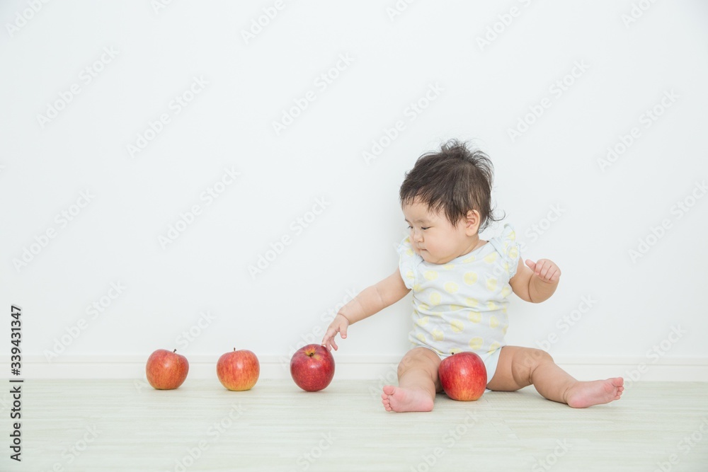 赤ちゃんとリンゴ