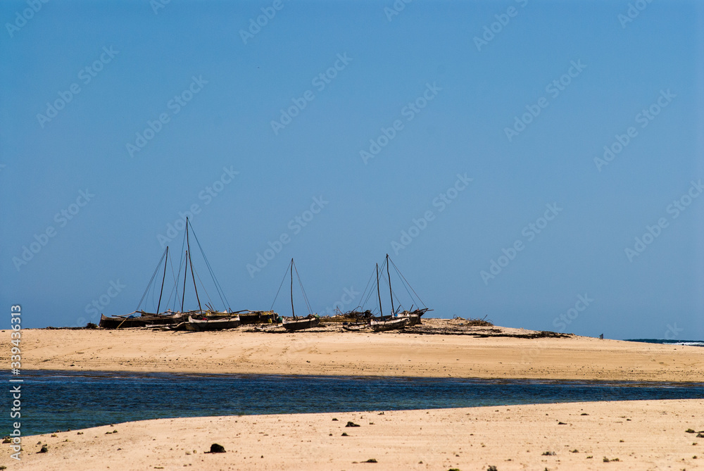 Pirogues de pêcheurs sur les plages de Nosy Ve - Madagascar