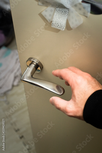 ドアノブ　接触