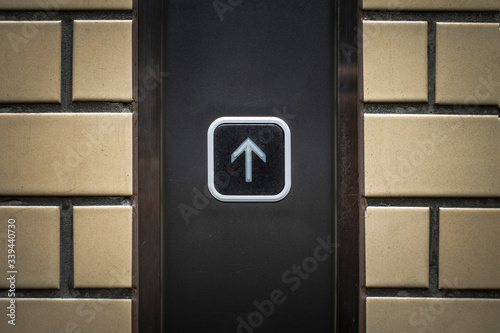 エレベーター　ボタン　指