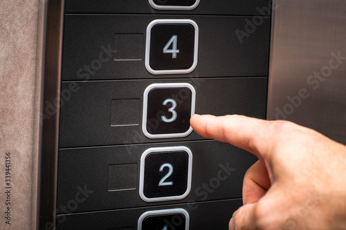 エレベーター　ボタン  3  指　