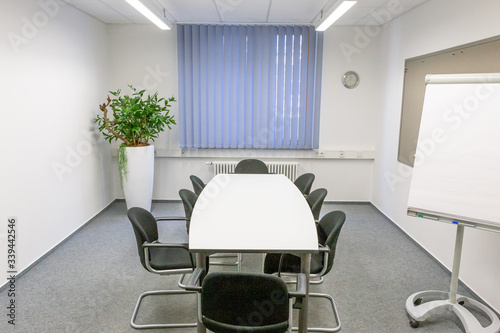 Meetingraum mit Tisch und Stühlen
