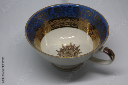 antica ed elegante tazzina da caffè con piattino decorata in oro. Tazza decorata photo