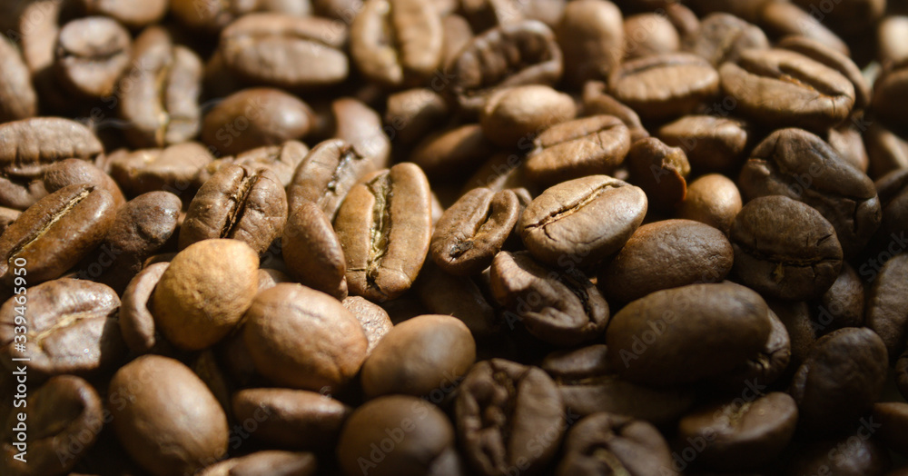 Naklejka premium ziarna aromatycznej kawy w świetle słońca