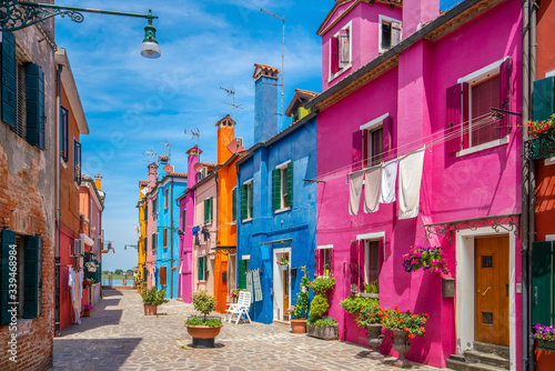 Fototapeta Naklejka Na Ścianę i Meble -  Colorful houses in downtown Burano, Venice, Italy