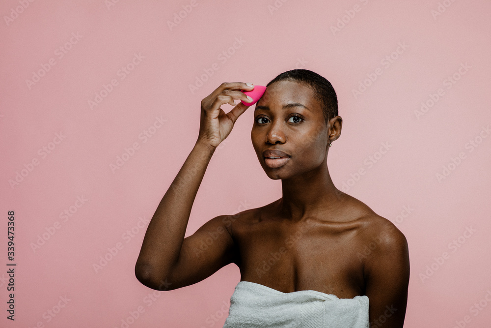 Fototapeta premium African woman using makeup