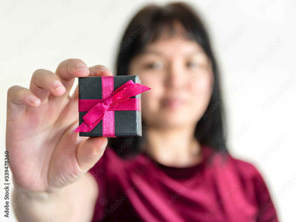 Femme tenant un cadeau dans sa main Femme tenant un cadeau dans sa main
