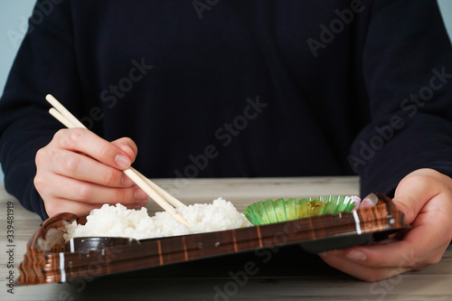 Takeaway meal. Person eating lunch テイクアウトの食事 お弁当を食べている人