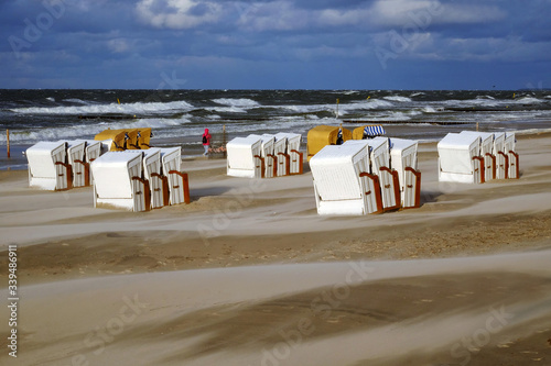 Obraz na płótnie Sztorm na wybrzeżu Morza Bałtyckiego,kosze plażowe stoją na plaży w Kołobrzegu. w salonie