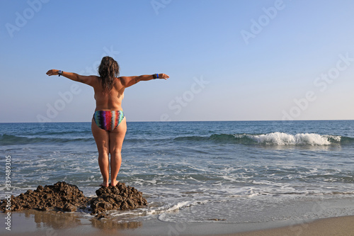 mujer joven haciendo yoga en la playa toples almería 4M0A6137-as20 photo