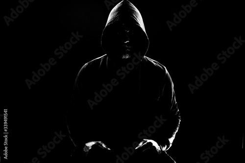Fotografia a shady figure that could represent a criminal, a hacker, ambiguity and duplicit