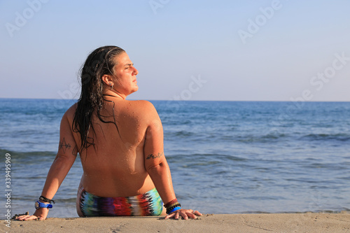 mujer joven tomando el sol en la playa toples almería 4M0A6224as20 photo