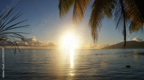 Fototapeta Naklejka Na Ścianę i Meble -  Sonnenaufgang im Osten von Tahiti, Französisch Polynesien