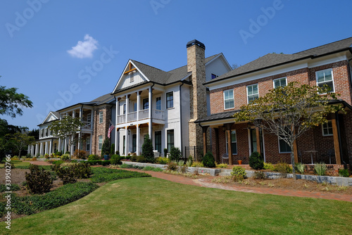 Fotografía ALPHARETTA, GEORGIA - September 13, 2019: The Alpharetta Historic District contains several historic buildings dating from the late 19th century and older, and includes dining and shopping