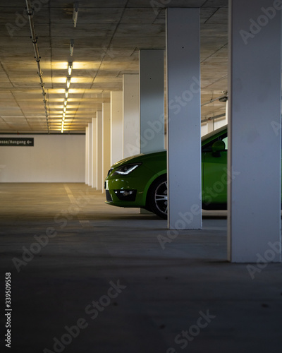 Auto in der Tiefgarage