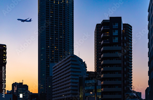 東京の夕暮れの空と飛行機