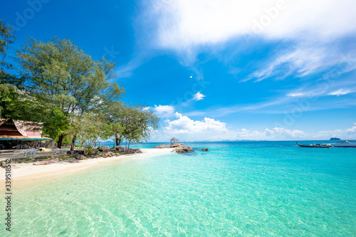 プーケット島にある「マイトンアイランド」真っ白なビーチにエメラルドグリーンに輝く海、とても美しい島です。