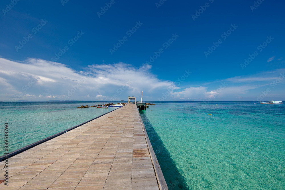 Obraz premium プーケット島にある「マイトンアイランド」真っ白なビーチにエメラルドグリーンに輝く海、とても美しい島です。