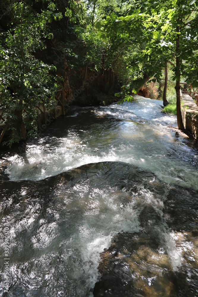 Naklejka premium Monasterio de piedra paysage de cascade et chute d'eau