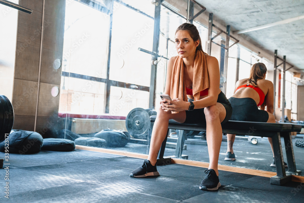 Obraz premium Attractive young fit sportswoman resting