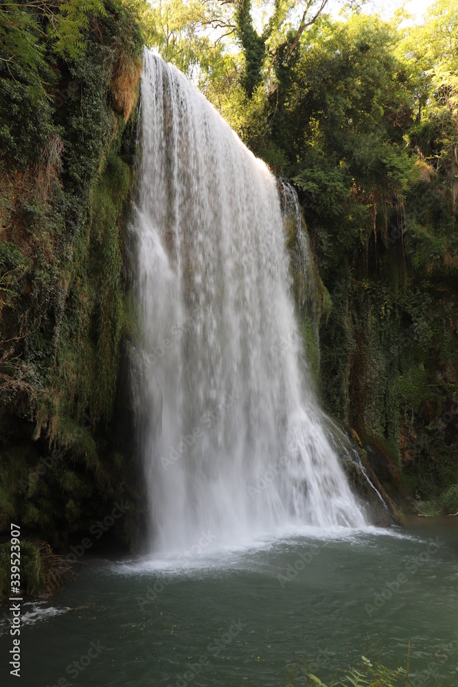 Obraz premium Monasterio de piedra krajobraz wodospadu i wodospadu