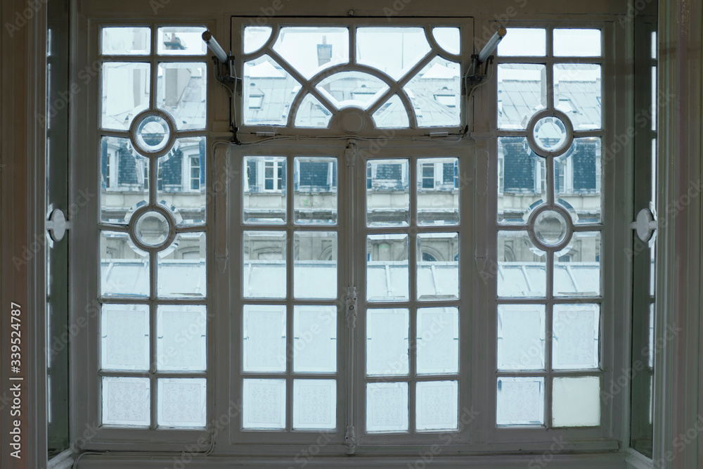 Jeu de reflets dans un salon parisien Jeu de reflets dans un salon parisien