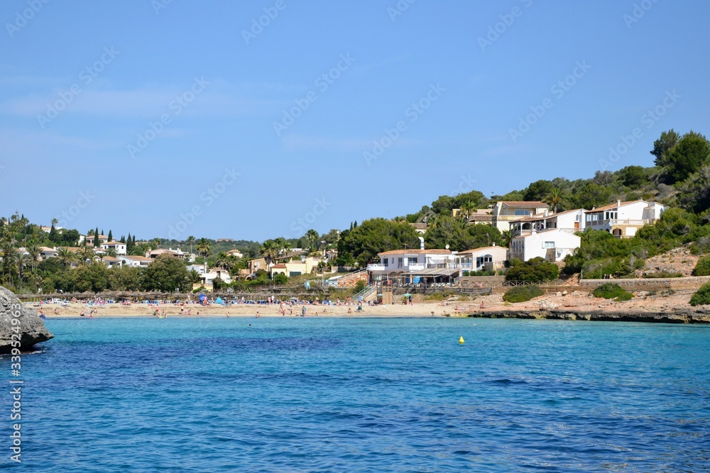 Obraz premium Piękne wybrzeże Majorki / Majorki - wybrzeże Majorki z jaskiniami w skałach - widok ze statku wycieczkowego, od strony morza