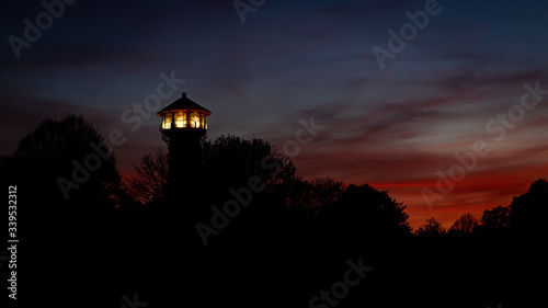 Beleuchteter Wasserturm bei Sonnenuntergang