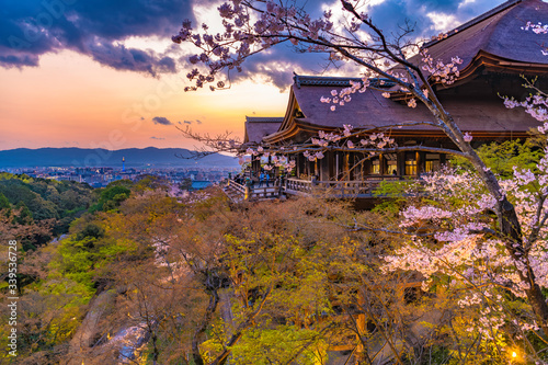 春 日没時の清水寺の本堂