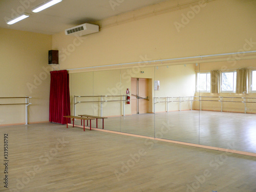 Fotografía Salle d'entraînement de danse avec un grand miroir vide