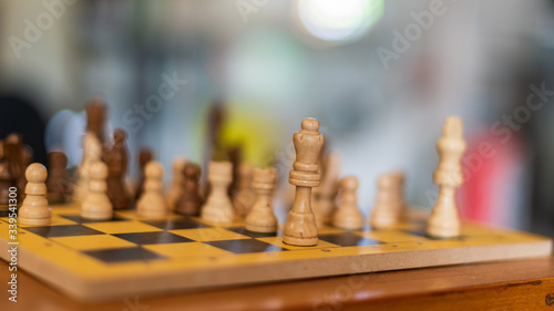 échiquier et pièces d'échecs durant une partie du côté des blancs avec gros plan sur la reine blanche et le roi. © Guillaume