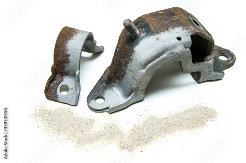 Foto The overgrown rusty cast iron parts partly sand blasted together with sand isolated in a white background